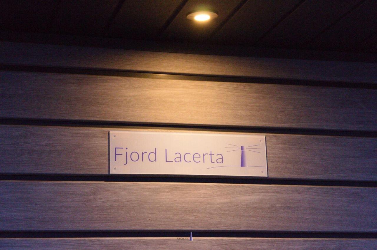 Hausboot Fjord Lacerta Mit Dachterrasse In Wendtorf Exteriör bild