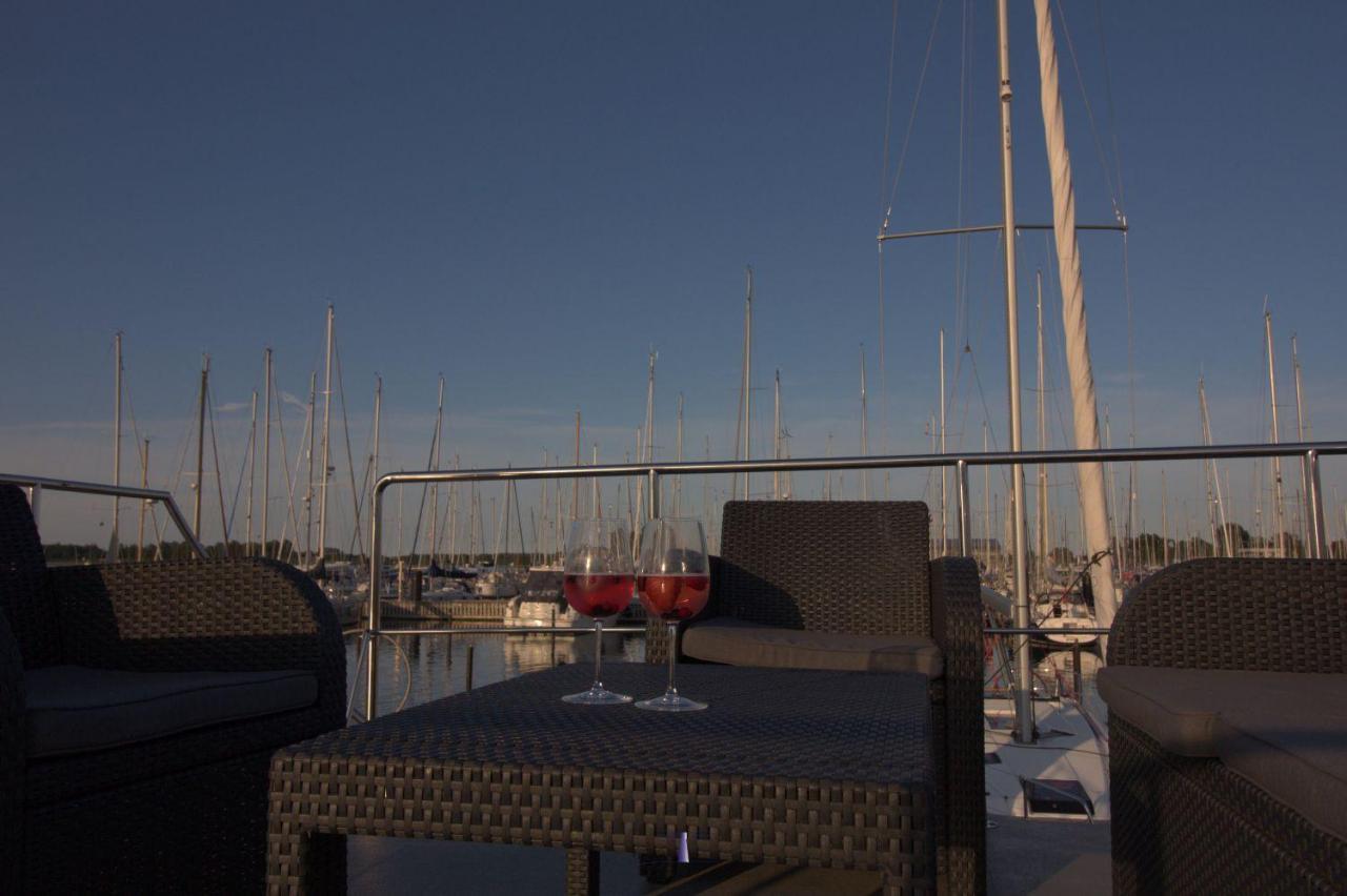 Hausboot Fjord Lacerta Mit Dachterrasse In Wendtorf Exteriör bild
